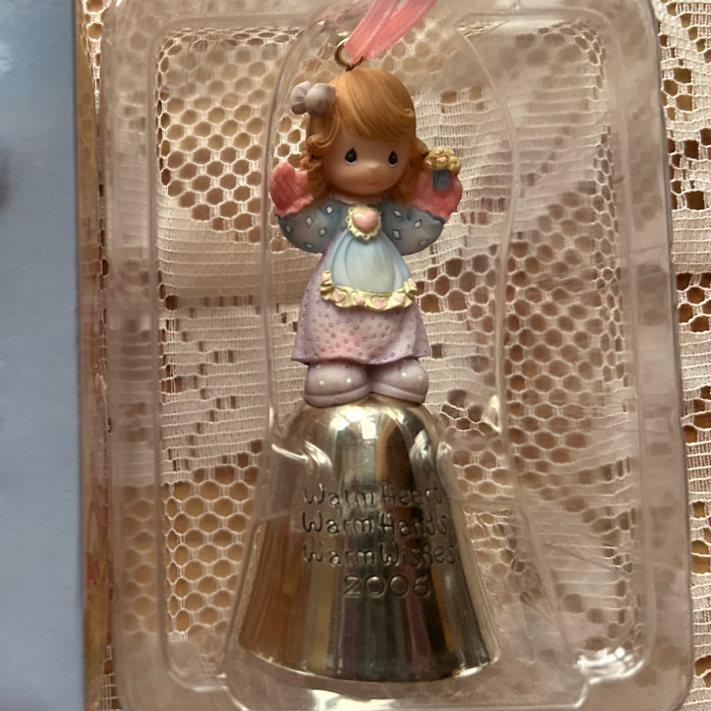 🎄VTG 2006 Precious Moments Bell Ornament in EUC (box has damage though)